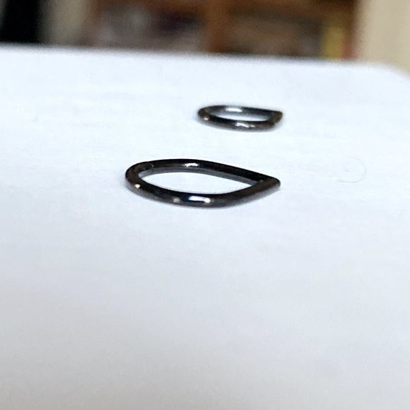 ♠️ Triangular Black Septum Seamless Hinge Clicker ♠️ - Picture 4 of 4